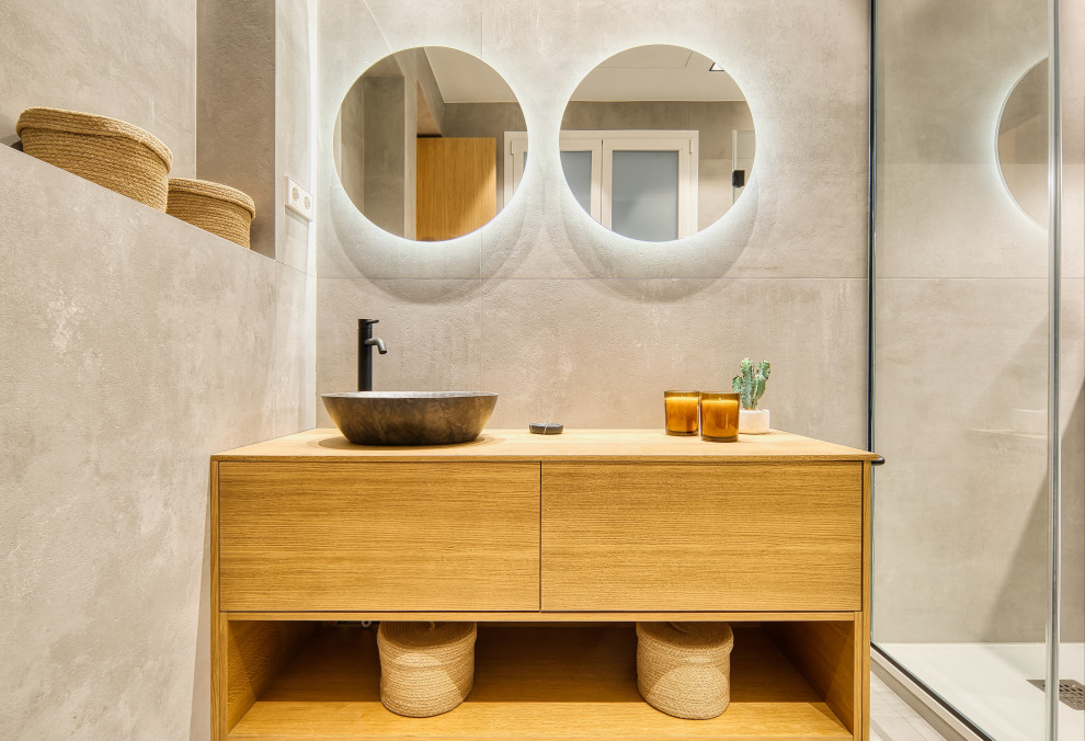 マドリードにあるコンテンポラリースタイルのおしゃれな浴室 (黒いキャビネット、グレーのタイル、木製洗面台、造り付け洗面台) の写真