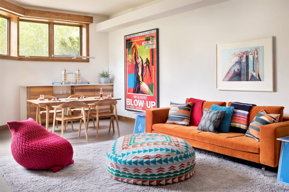 Foto de sala de estar abierta ecléctica de tamaño medio sin chimenea y televisor con suelo de madera en tonos medios