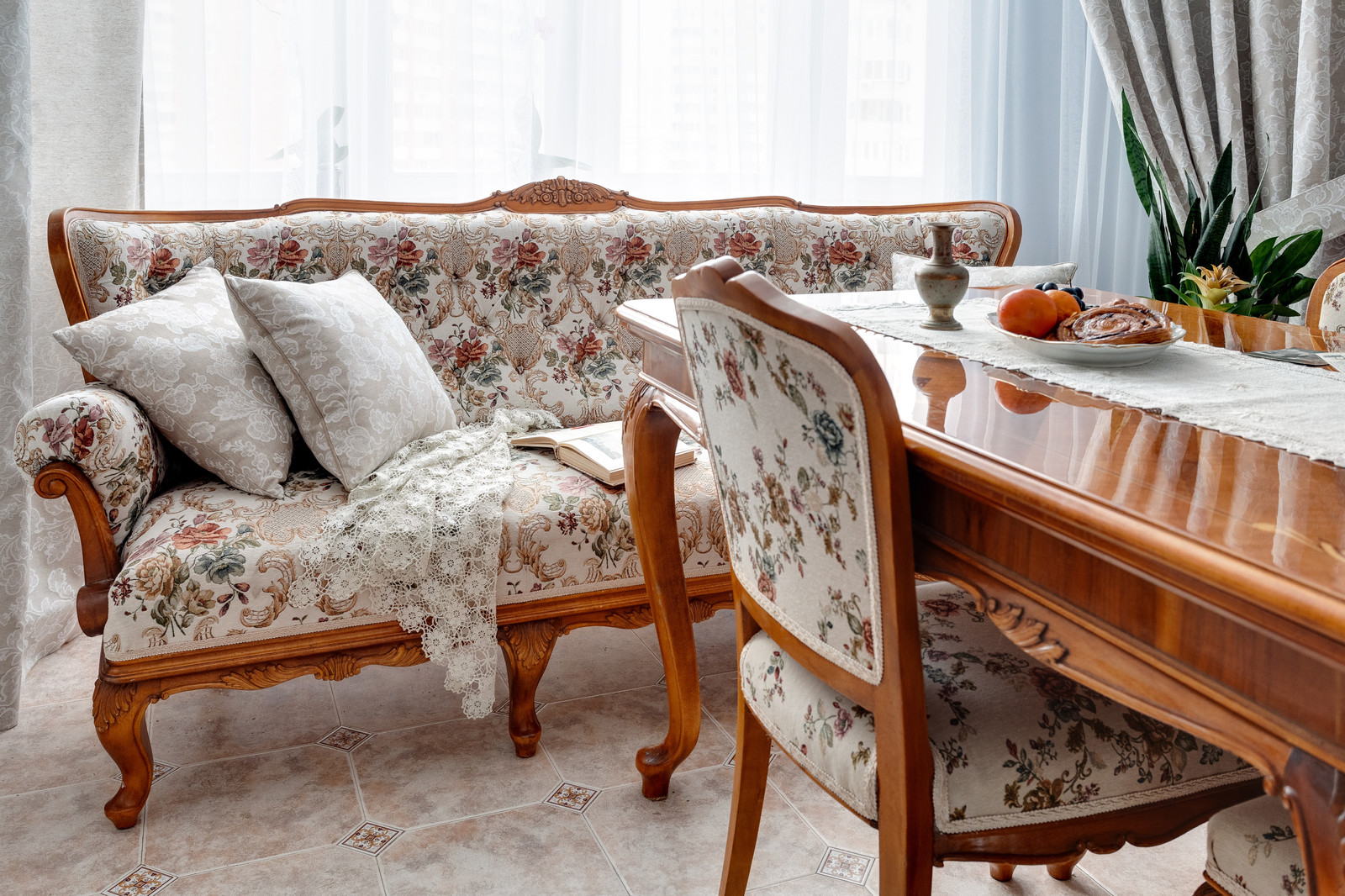 Кухня с лавандовыми стенами