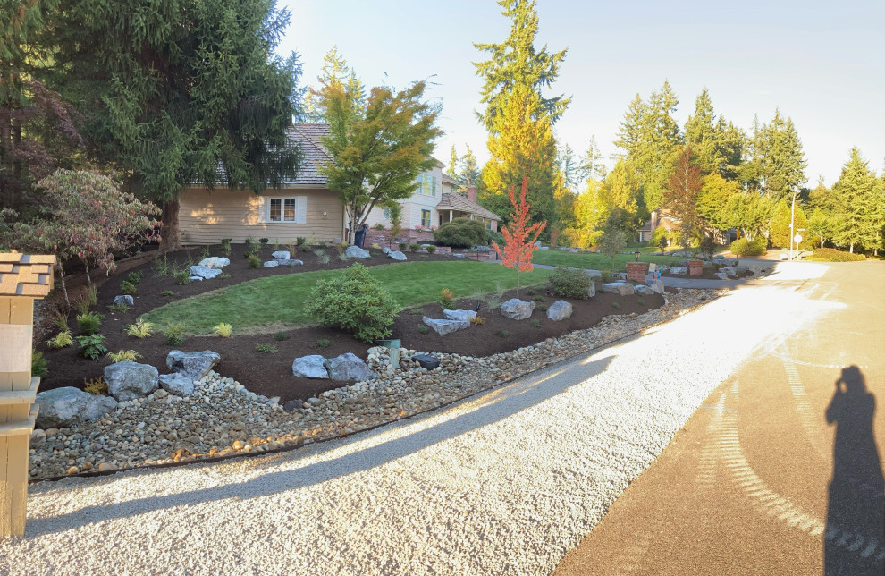 シアトルにあるお手頃価格の広いおしゃれな庭 (庭石、半日向、傾斜地、マルチング舗装) の写真