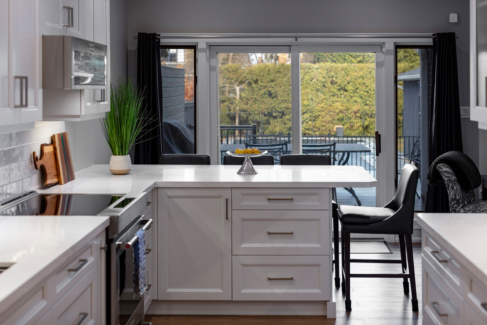 Example of a transitional kitchen design in Toronto