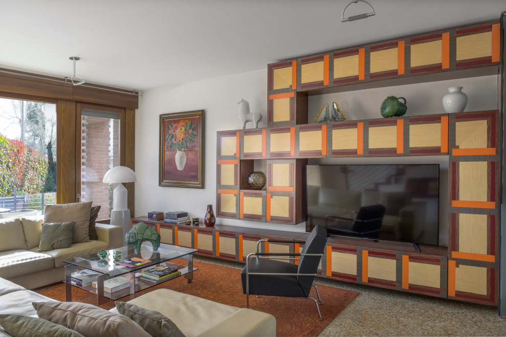 Immagine di un soggiorno moderno con pareti grigie, TV autoportante e pavimento beige