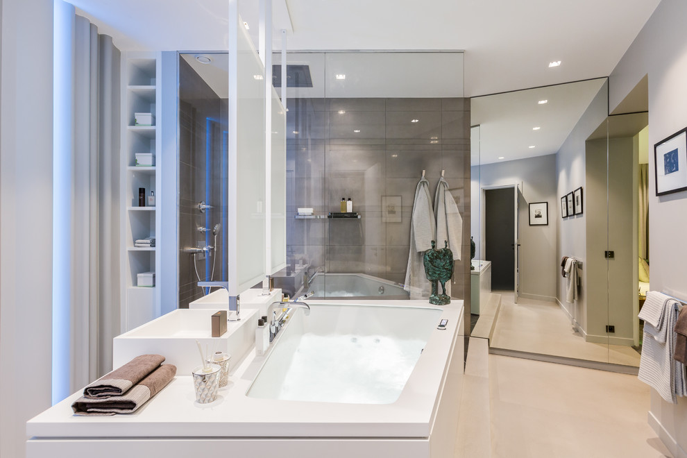 This is an example of a modern bathroom in Paris.