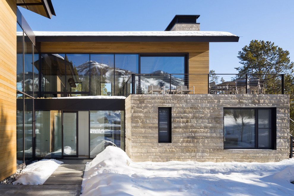 Modernes Einfamilienhaus mit Mix-Fassade und brauner Fassadenfarbe in Sonstige