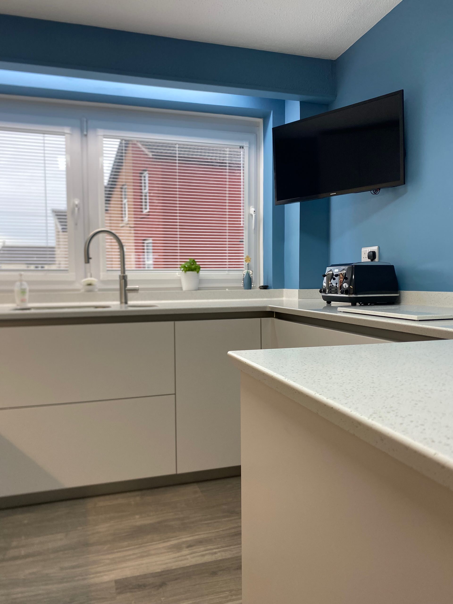 Handleless Apartment Kitchen in Silk Gloss Loam Finish