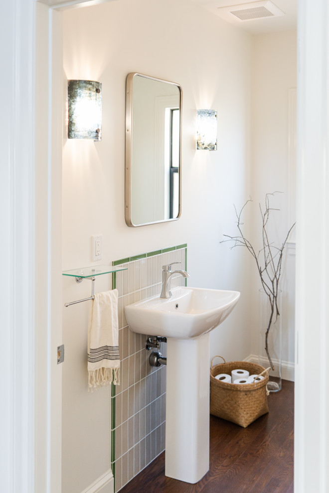 Immagine di un piccolo bagno di servizio classico con piastrelle grigie, piastrelle in ceramica, pareti bianche, pavimento in legno massello medio, lavabo a colonna e pavimento marrone