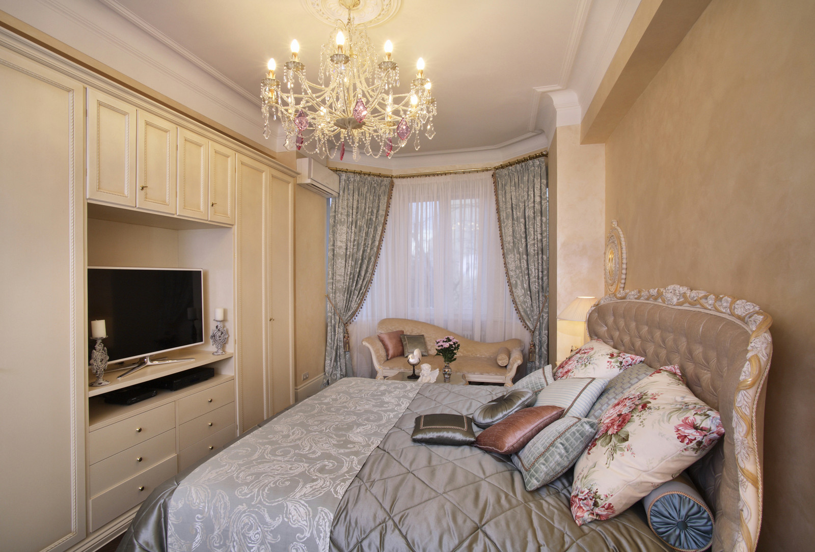 Элегантная классика (3-х комн. квартира в сталинке)