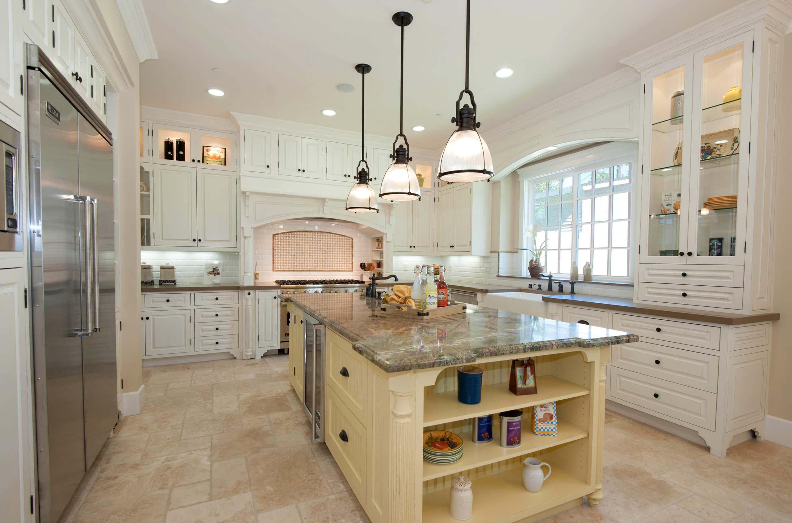 9 Yummy Yellow Kitchen Islands, image size:2560x1690