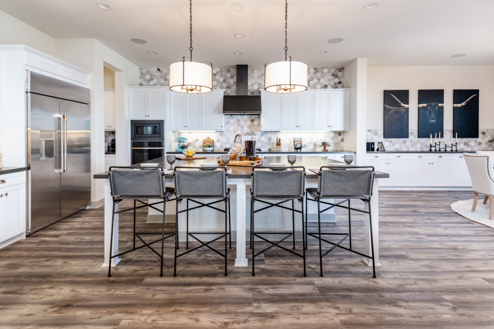 Example of a mid-sized transitional u-shaped medium tone wood floor and brown floor eat-in kitchen design in Orange County with shaker cabinets, white cabinets, quartz countertops, mosaic tile backsplash, black appliances, an island, gray countertops and multicolored backsplash