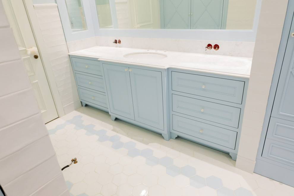 Мебель небесного цвета в ванную комнату