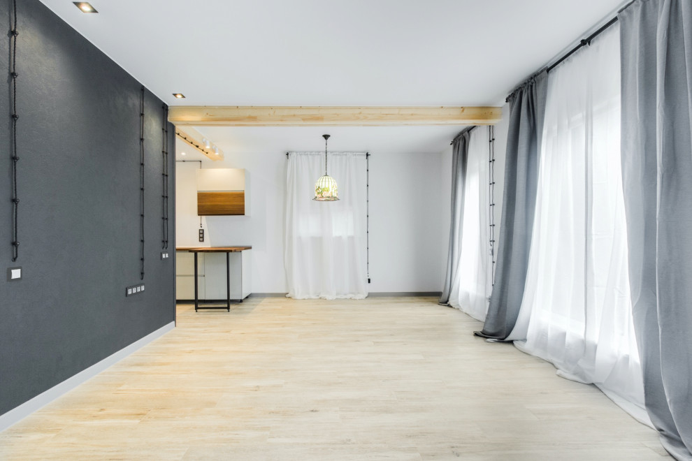 На фото: объединенная гостиная комната среднего размера в современном стиле с белыми стенами, полом из керамогранита, стандартным камином, фасадом камина из металла и серым полом