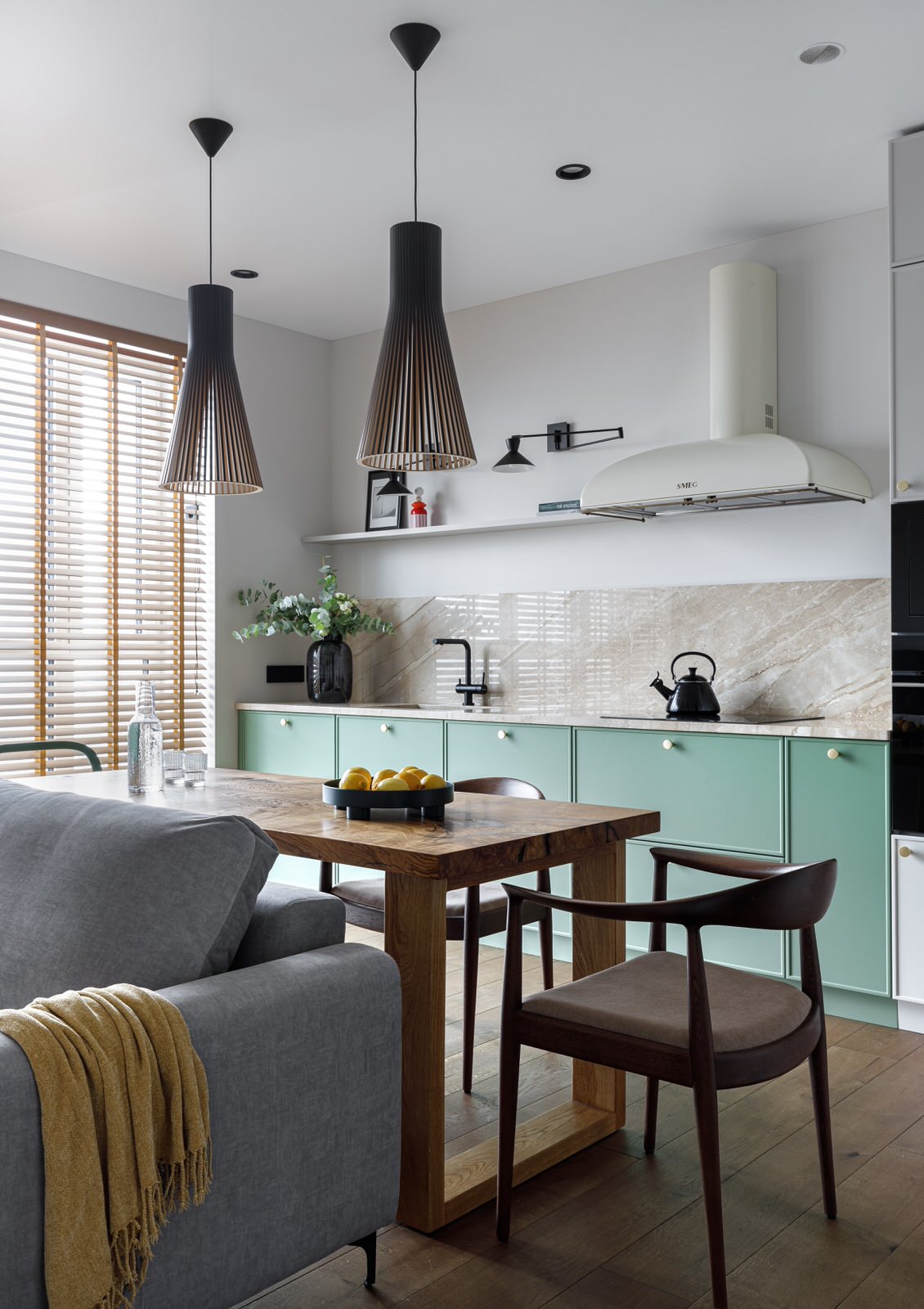 Квартира с панорамными окнами для семьи врачей