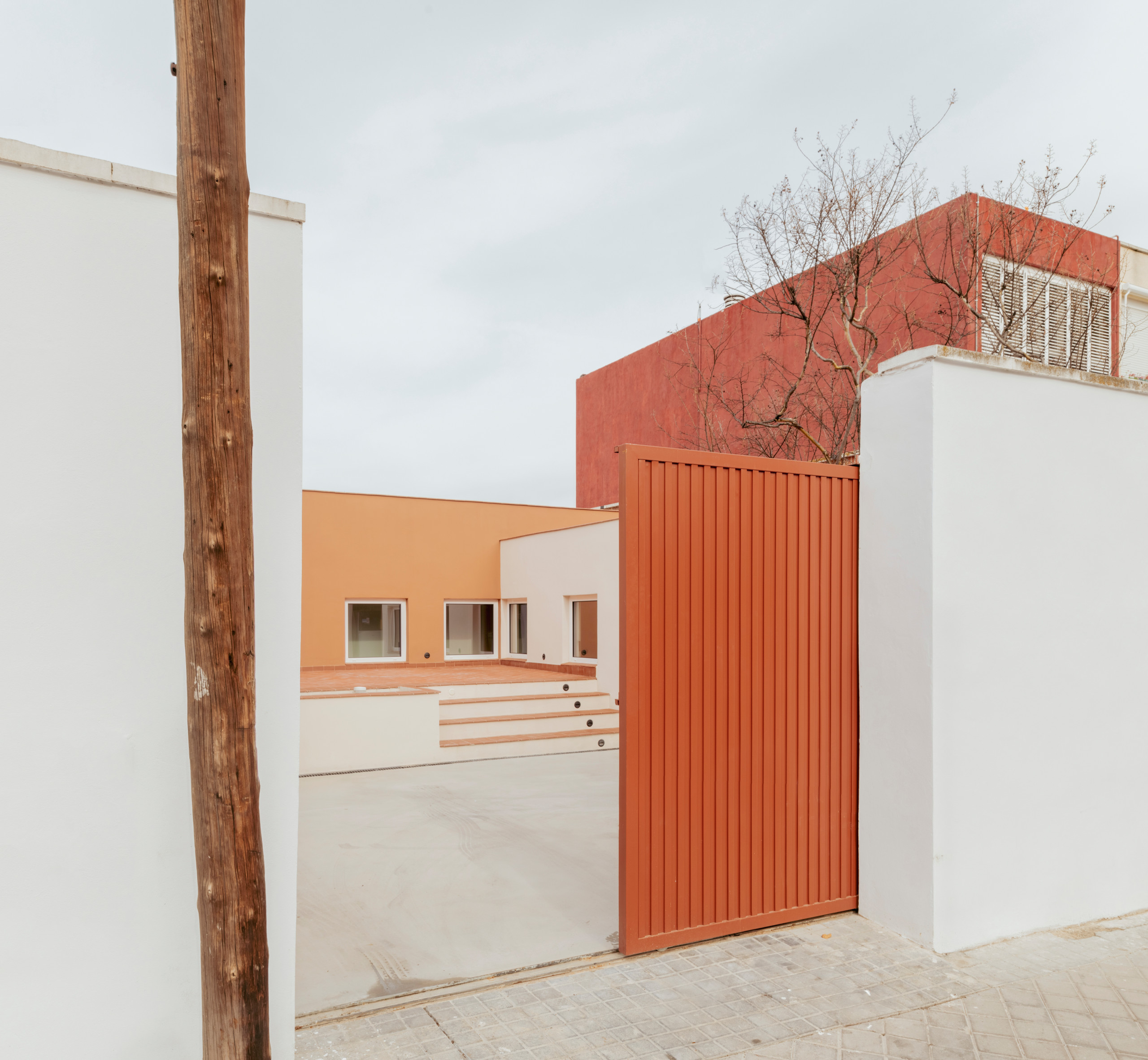 Acceso de coches a patio interior privado