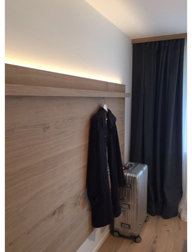 Appartment in der Schweiz - hinterleuchtete Bilderleiste mit Haken