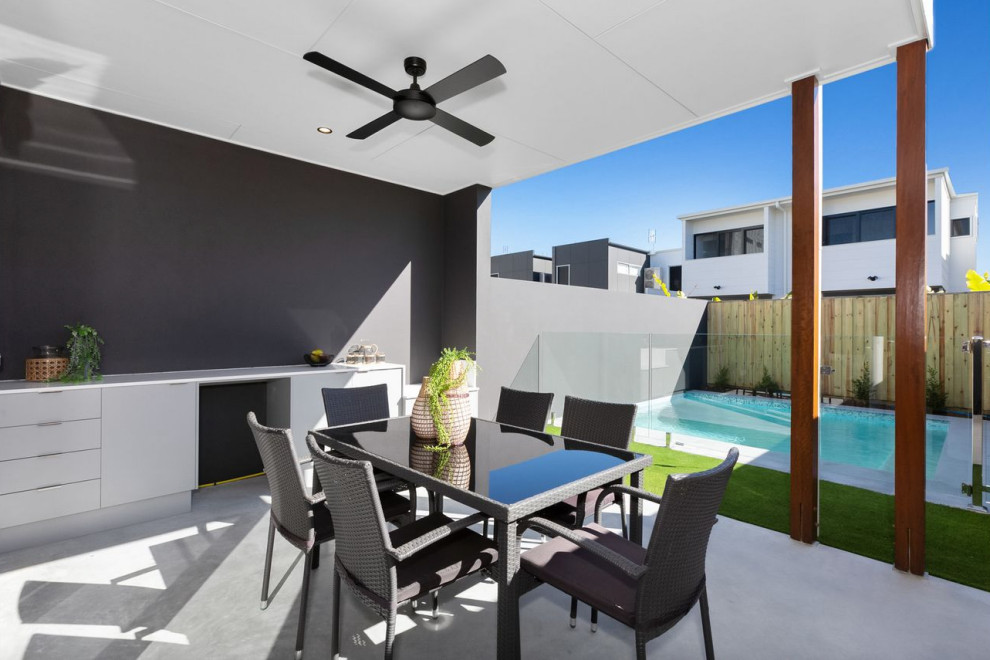 This is an example of a mid-sized contemporary backyard verandah in Gold Coast - Tweed with an outdoor kitchen.