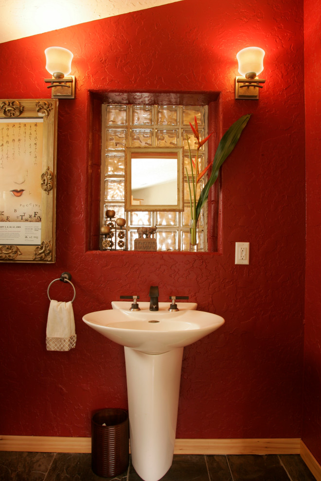 Mid-Century Gästetoilette mit Wandtoilette mit Spülkasten, roter Wandfarbe, Schieferboden, Sockelwaschbecken und braunem Boden in Portland