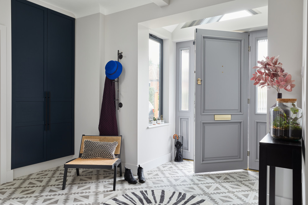 Inspiration för en vintage foajé, med vita väggar, en enkeldörr och en grå dörr