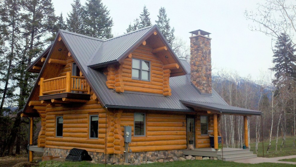 Mid-sized mountain style exterior home photo