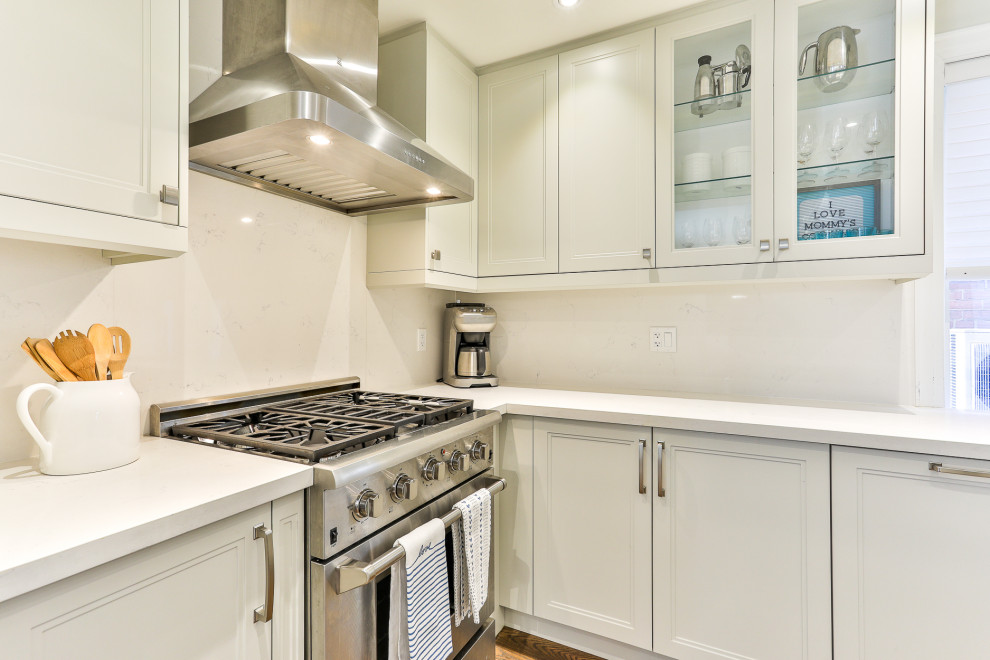 Transitional kitchen photo in Toronto