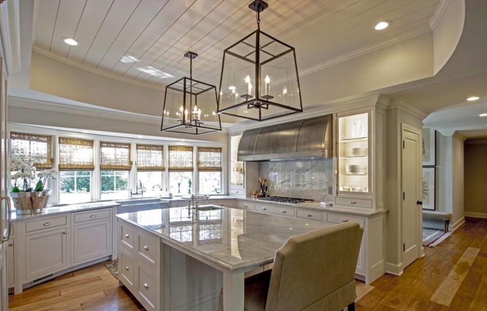 Transitional kitchen photo in Chicago