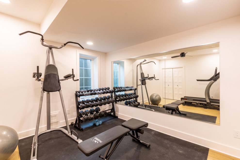 Inspiration for a mid-sized transitional home gym in Kansas City with vinyl floors.