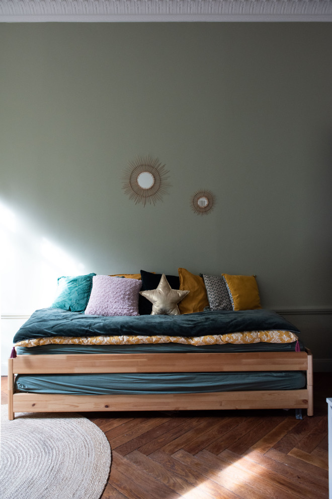 Idéer för att renovera ett nordiskt flickrum kombinerat med sovrum, med gröna väggar och mellanmörkt trägolv