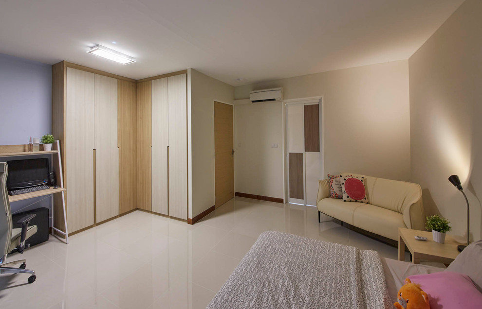 Photo of a mid-sized contemporary master bedroom in Singapore with beige walls and porcelain floors.