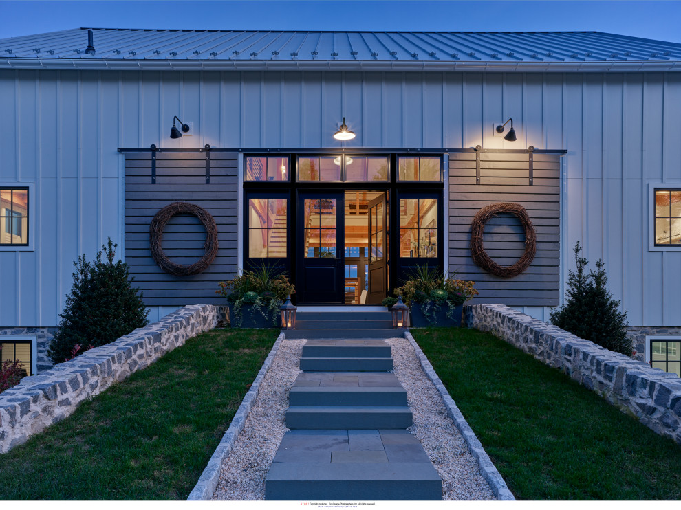 Imagen de fachada de casa blanca y gris de estilo de casa de campo de tamaño medio de tres plantas con revestimientos combinados, tejado a dos aguas, tejado de metal y panel y listón