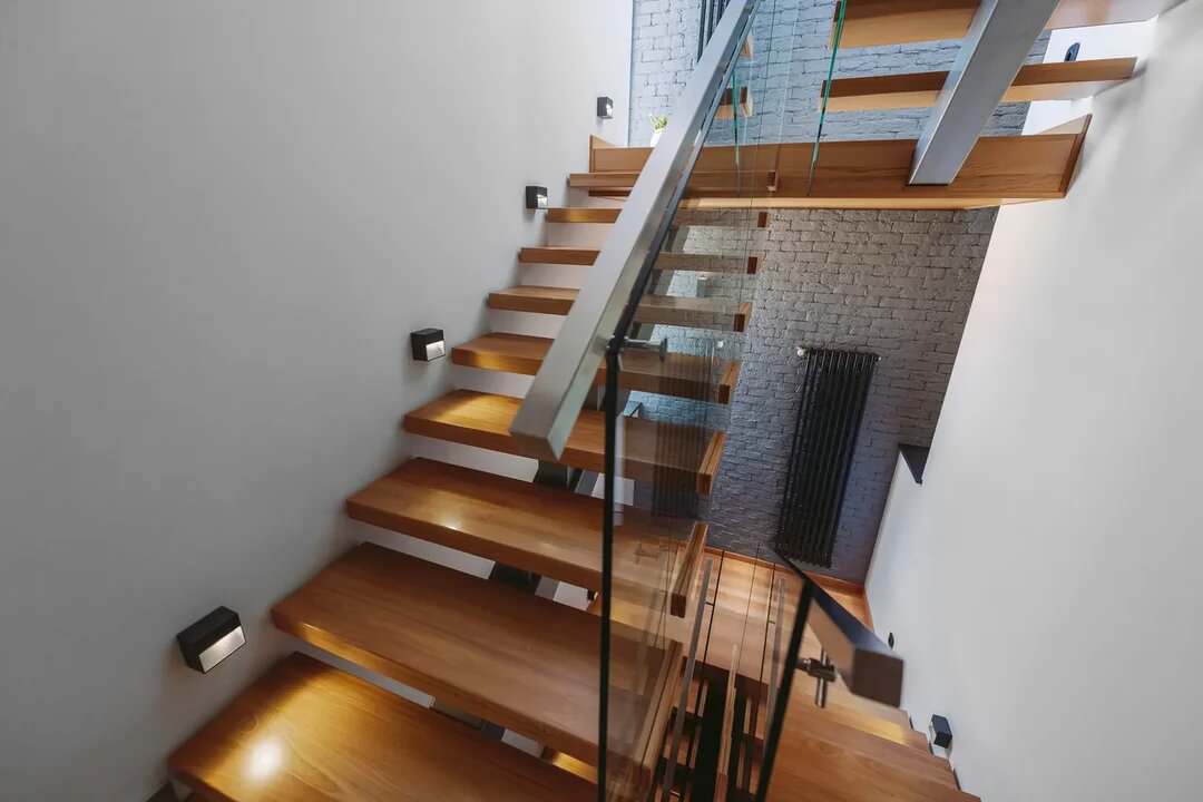 Лестница в доме. Эко-минимализм