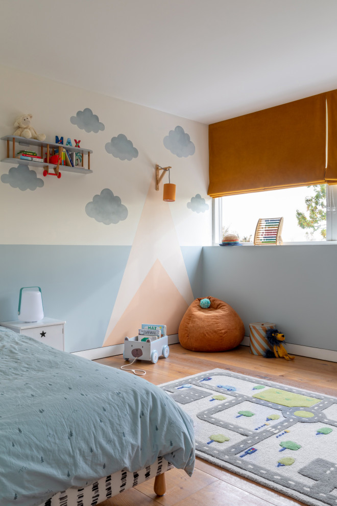 Diseño de habitación de invitados contemporánea de tamaño medio con paredes multicolor y suelo de madera clara