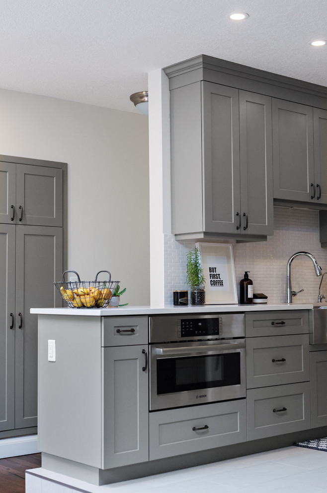 Example of a transitional kitchen design in Toronto