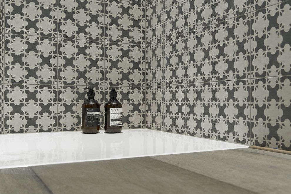 Schwarz-weiß gemusterte Fliesen in der bodenebenen Dusche