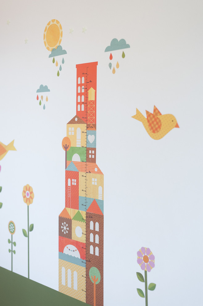 Design ideas for a country kids' bedroom for kids 4-10 years old and girls in Los Angeles with white walls.