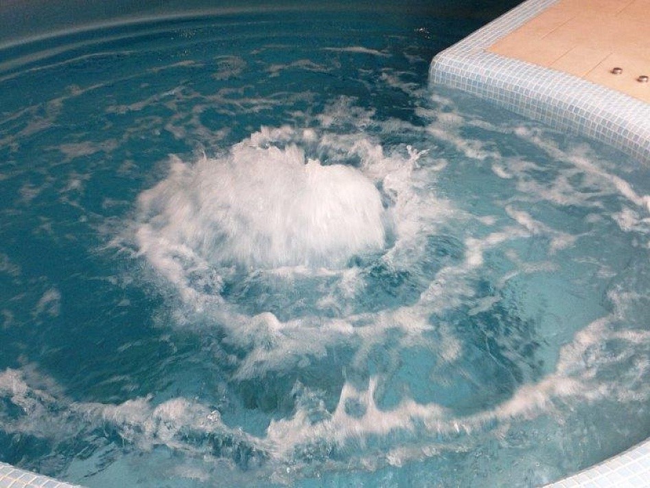 Бассейн в частном доме с гейзером