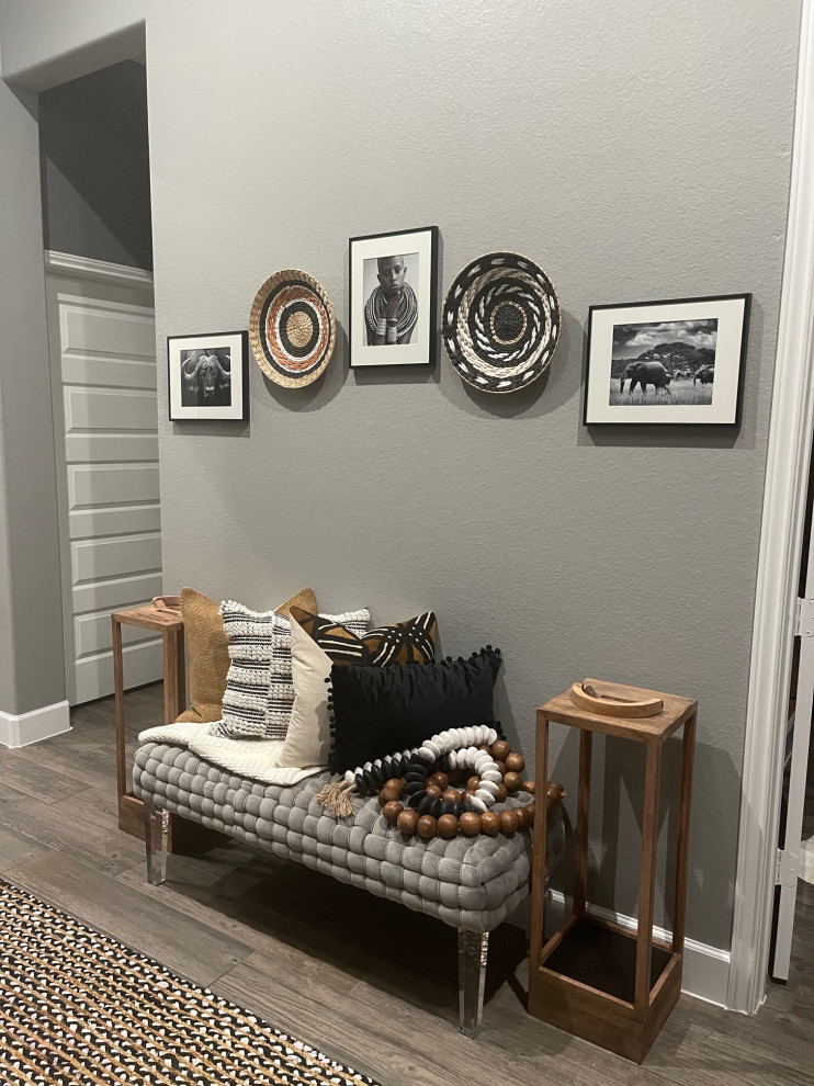Kleines Foyer mit grauer Wandfarbe, Keramikboden, Einzeltür, schwarzer Haustür, buntem Boden, eingelassener Decke und Wandpaneelen in Houston