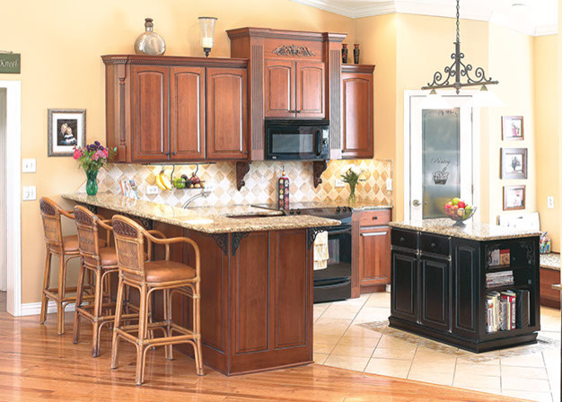 Exempel på ett mellanstort klassiskt kök, med luckor med upphöjd panel, skåp i mellenmörkt trä, granitbänkskiva, beige stänkskydd, stänkskydd i stenkakel, svarta vitvaror, travertin golv och en köksö