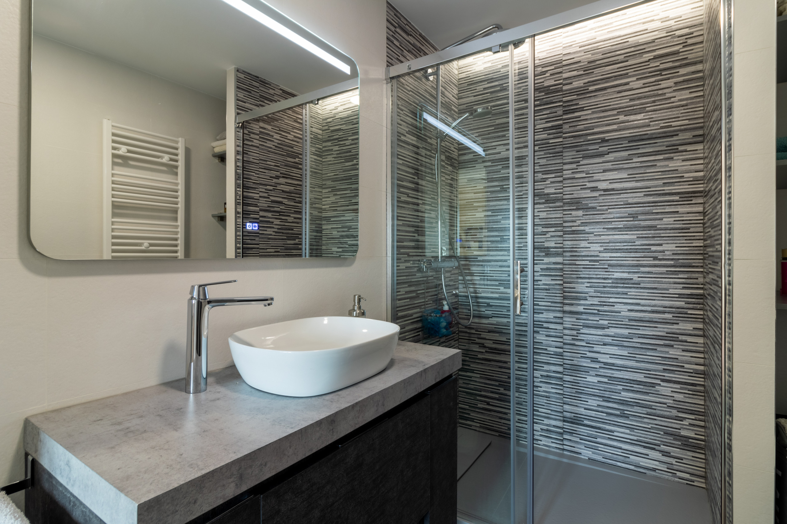 Cuarto de baño tonos grises y blancos