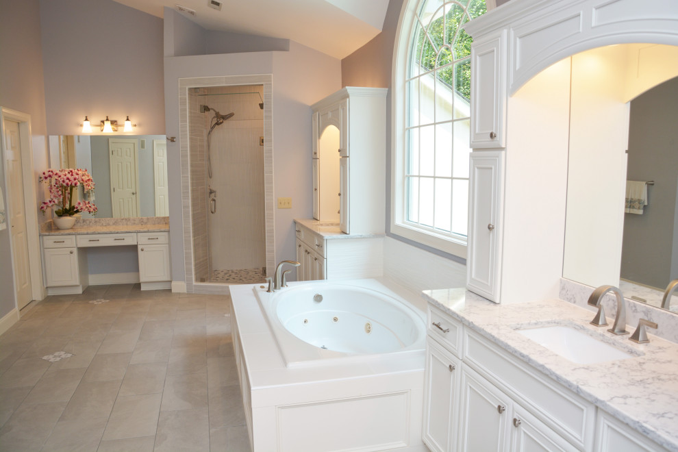 Idéer för att renovera ett mycket stort vintage vit vitt en-suite badrum, med luckor med infälld panel, vita skåp, en jacuzzi, en hörndusch, grå väggar, ett undermonterad handfat, bänkskiva i kvarts, grått golv och dusch med gångjärnsdörr