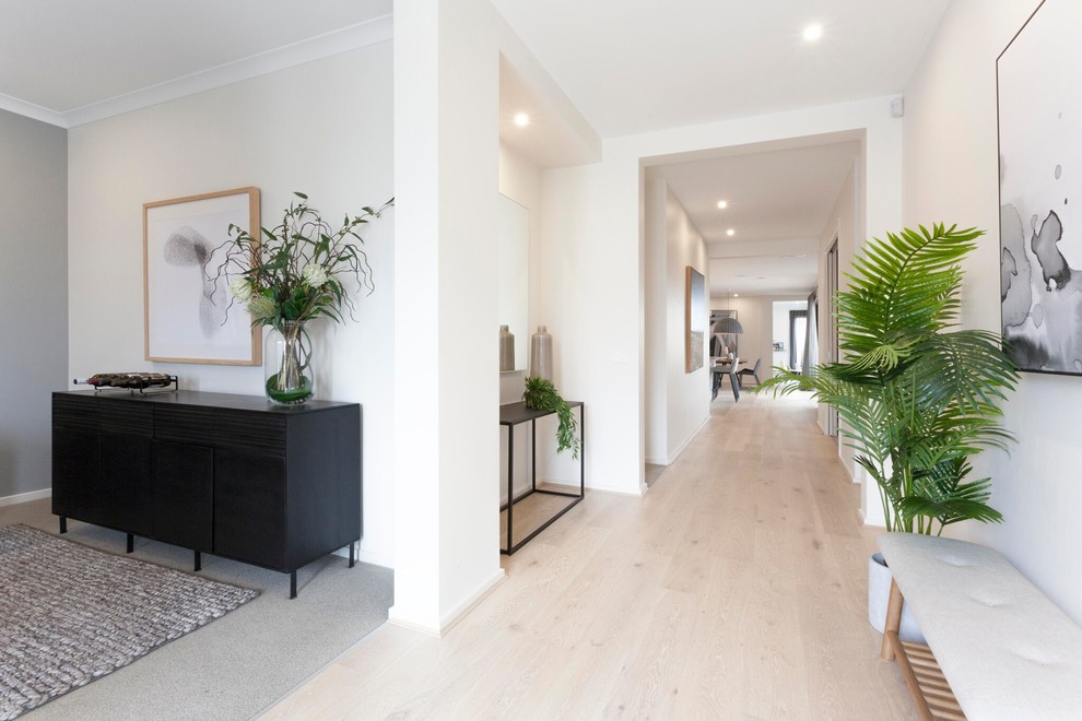 Design ideas for a modern entryway in Melbourne.