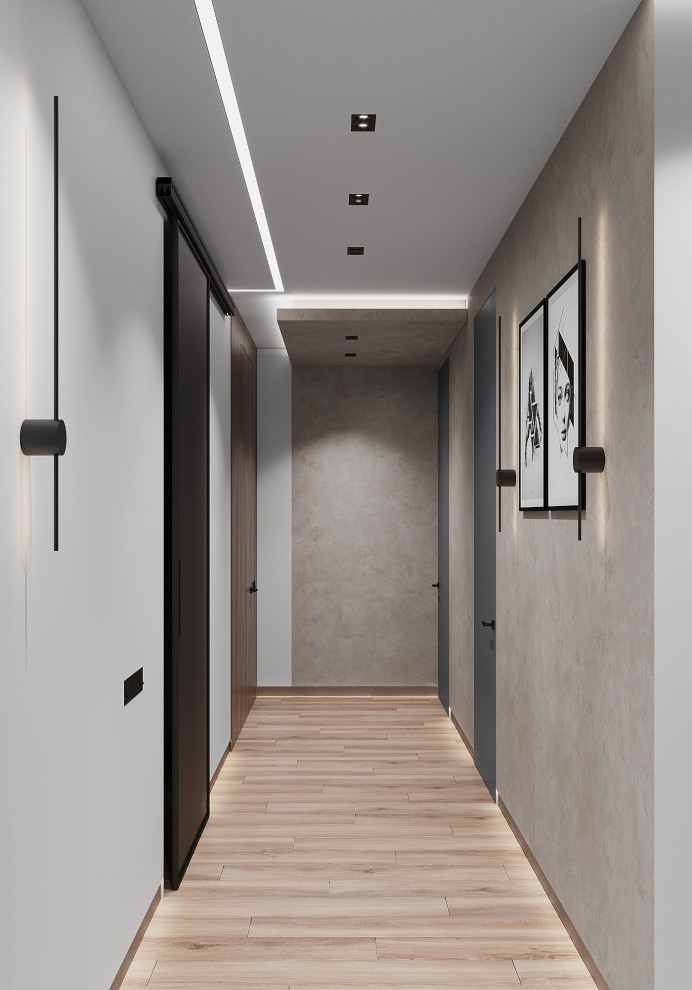 Стильный дизайн: коридор среднего размера: освещение в современном стиле с серыми стенами, полом из ламината, коричневым полом, многоуровневым потолком и панелями на части стены - последний тренд