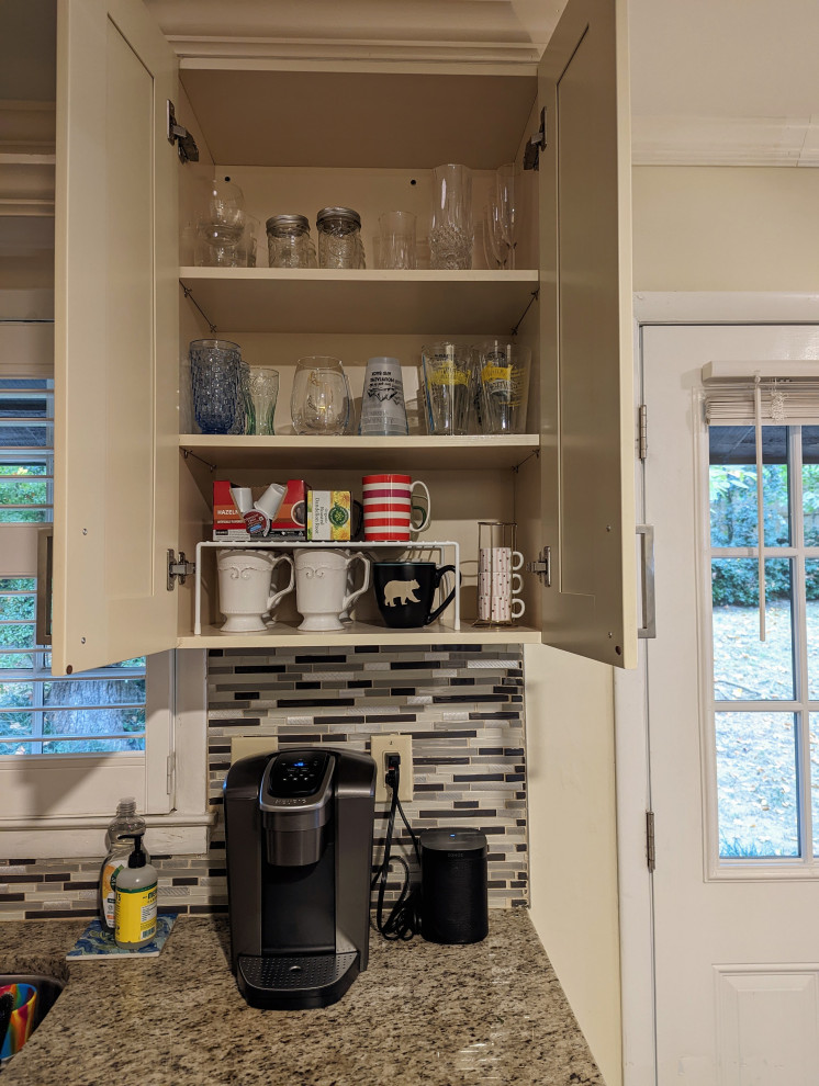 Small kitchen photo in Atlanta