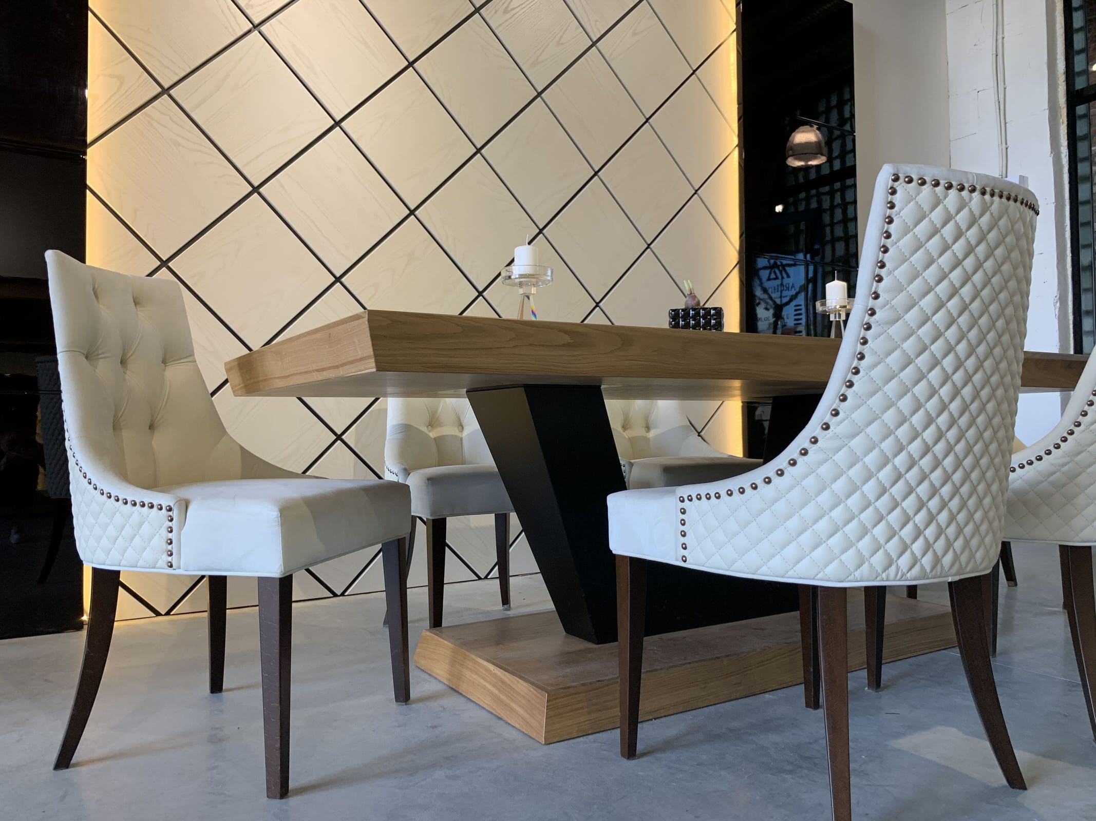 Обеденный стол. Стеновая панель из массива ясеня. Стулья.