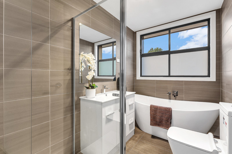 Design ideas for a contemporary bathroom in Melbourne.