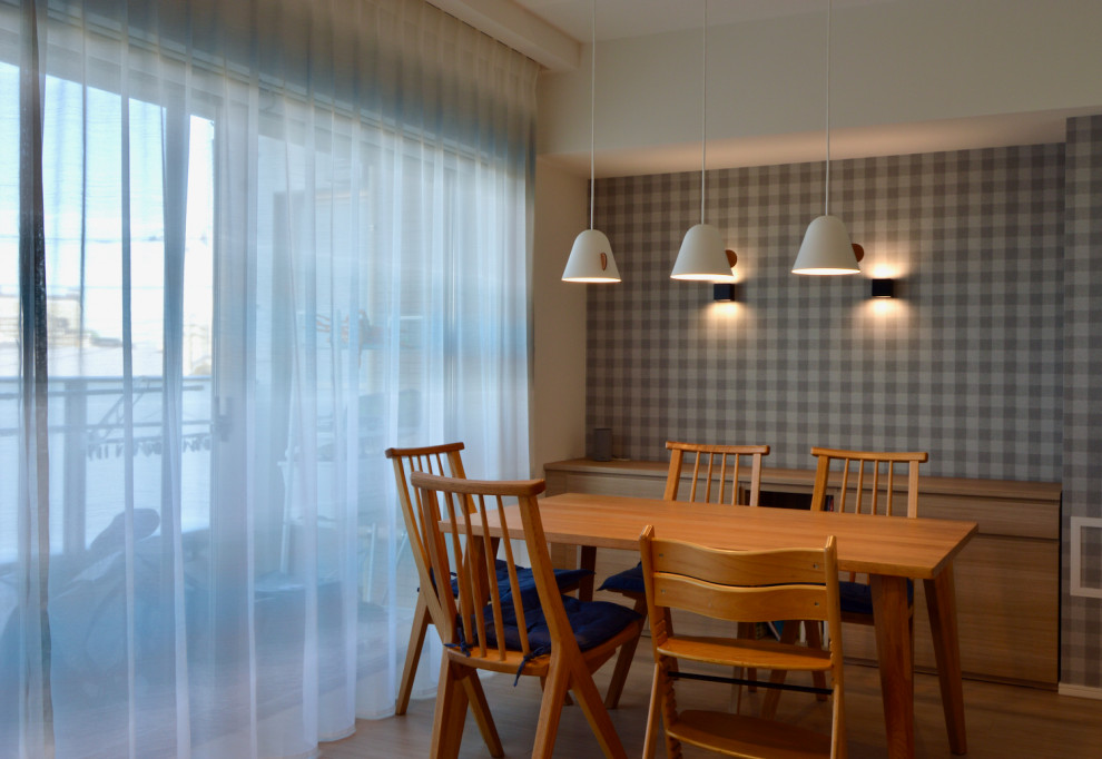 На фото: гостиная-столовая среднего размера в скандинавском стиле с серыми стенами, паркетным полом среднего тона, потолком с обоями и обоями на стенах без камина с