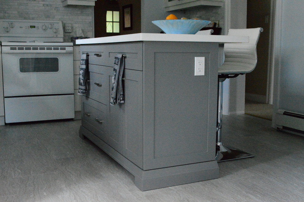 Mid-sized transitional l-shaped vinyl floor and gray floor eat-in kitchen photo in Toronto with a farmhouse sink, shaker cabinets, white cabinets, quartz countertops, gray backsplash, marble backsplash, stainless steel appliances and an island