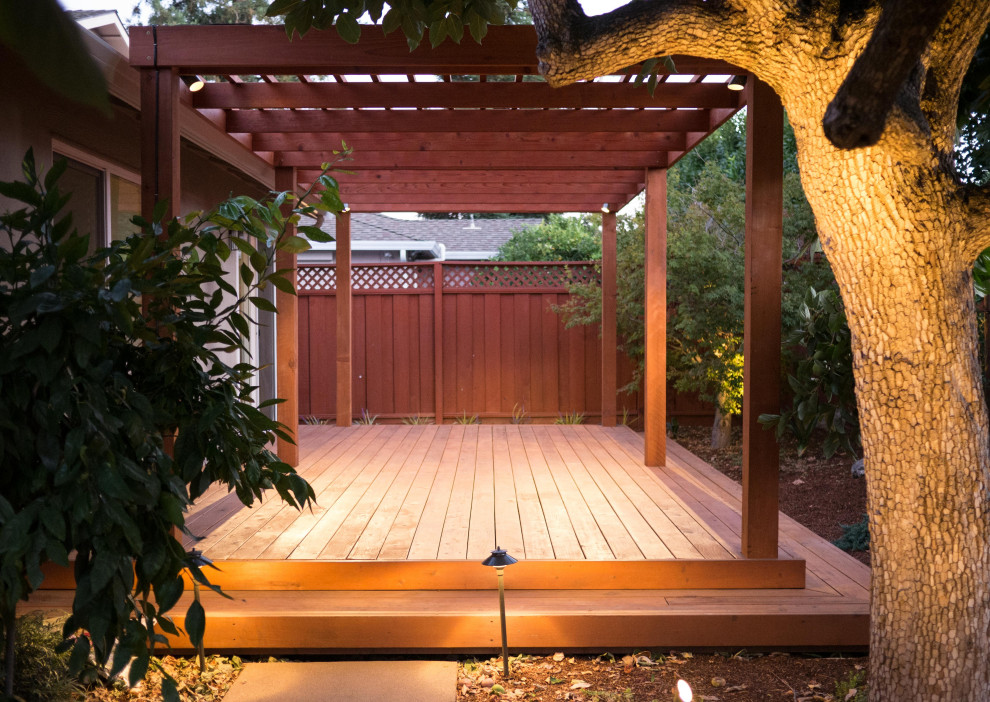 Esempio di un giardino tradizionale esposto a mezz'ombra di medie dimensioni e dietro casa con pedane e recinzione in legno
