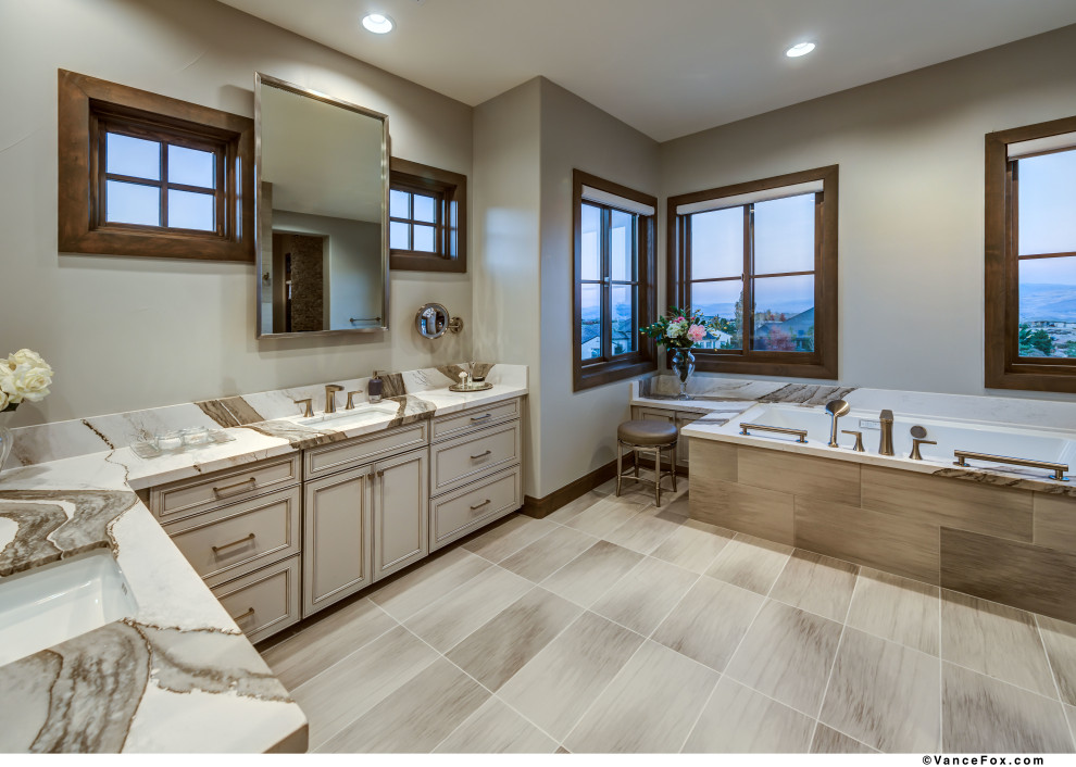 Foto på ett mellanstort eklektiskt vit en-suite badrum, med skåp i slitet trä, ett platsbyggt badkar, en dusch i en alkov, grå väggar, klinkergolv i keramik, ett undermonterad handfat, marmorbänkskiva, brunt golv och med dusch som är öppen