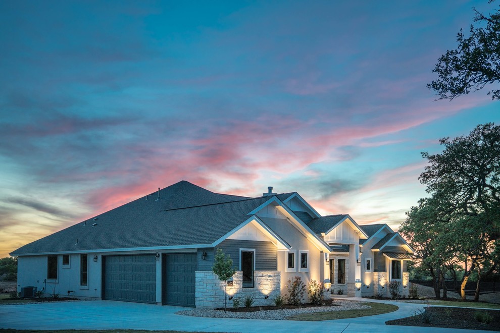Cottage exterior home photo in Austin