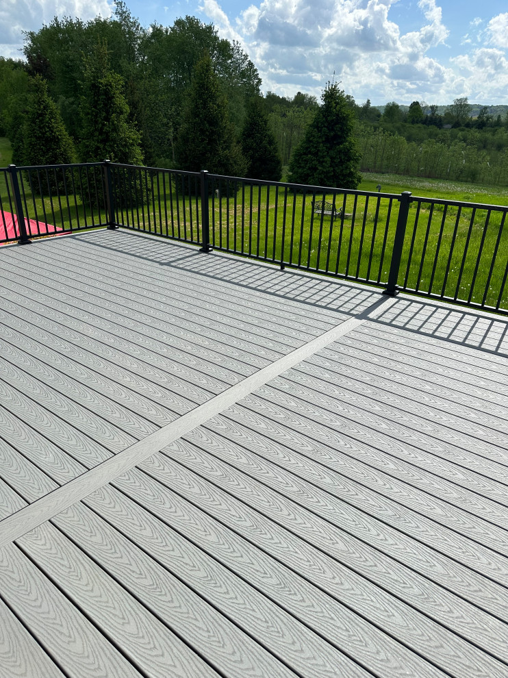 Trex Deck with Trex Signature Aluminum Railings with Square Balusters