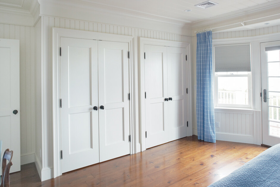 Design ideas for a large contemporary gender-neutral built-in wardrobe in Seattle.